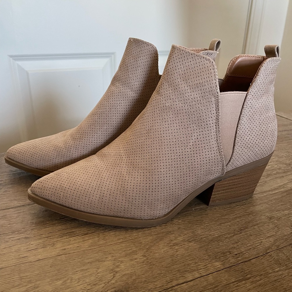 Women’s 9W Taupe Ankle Booties